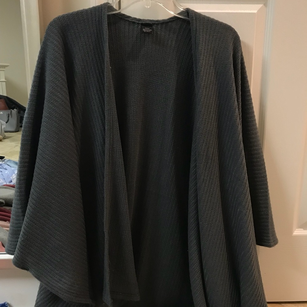BARELY WORN SWEATER